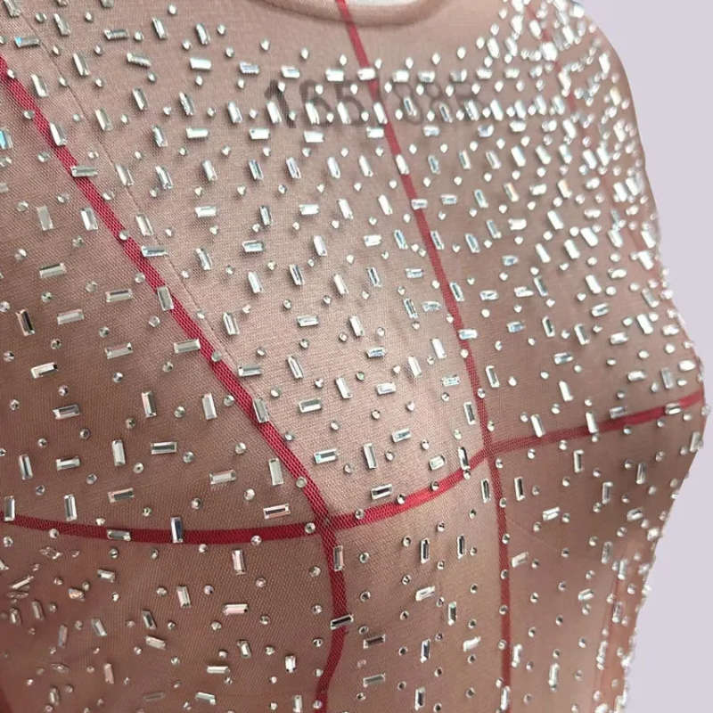 Robe longue en sequins en maille transparente.