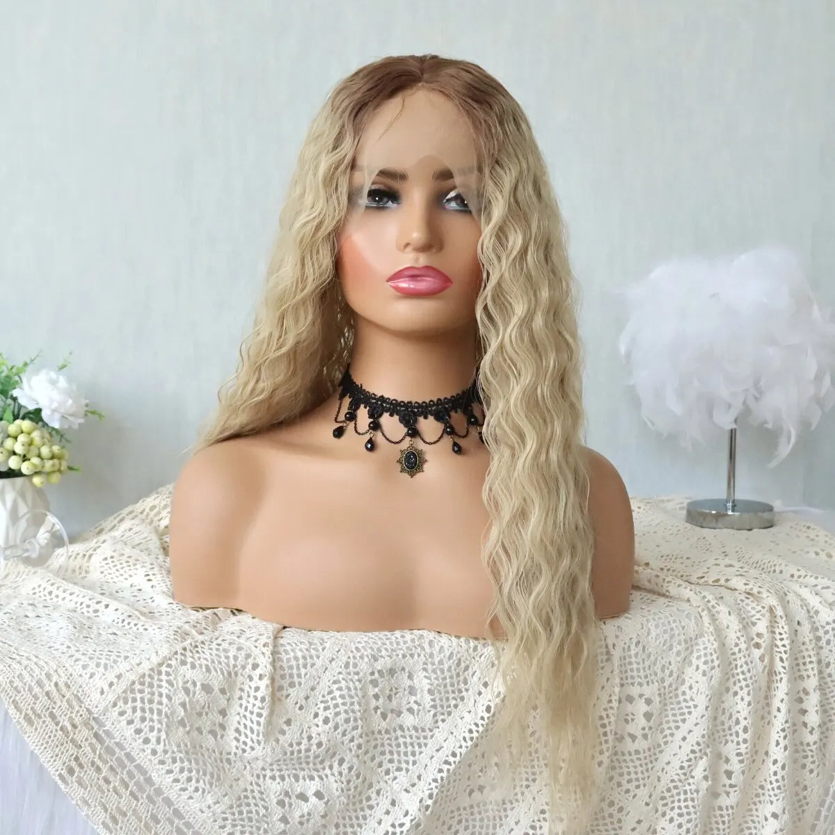 Perruque blonde longue et bouclée.