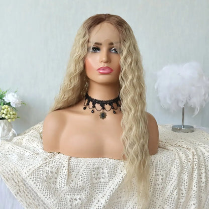 Perruque blonde longue et bouclée.