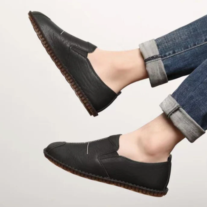 Chaussures en cuir souple pour homme.