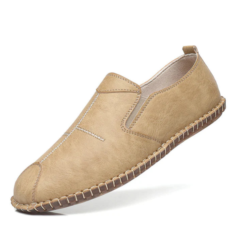 Chaussures en cuir souple pour homme.