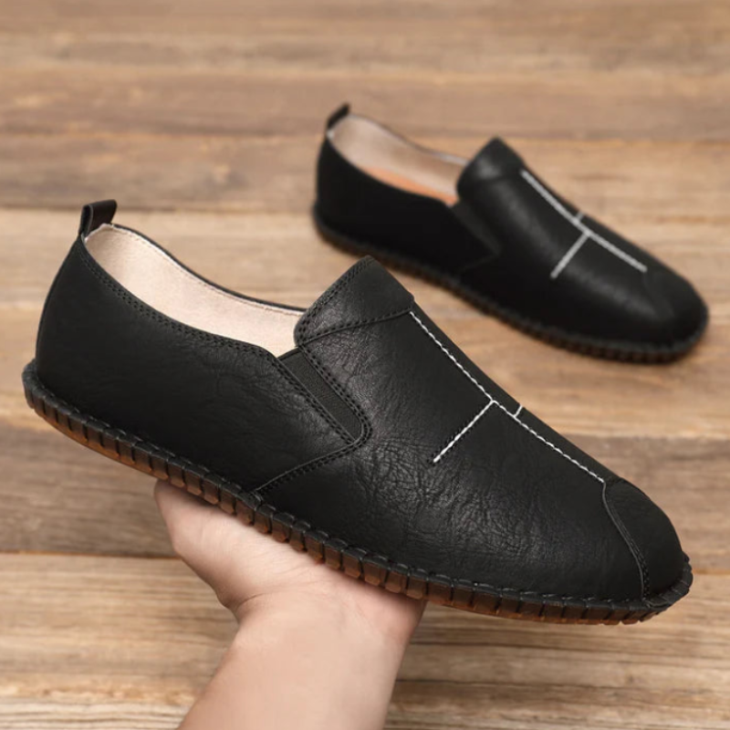 Chaussures en cuir souple pour homme.