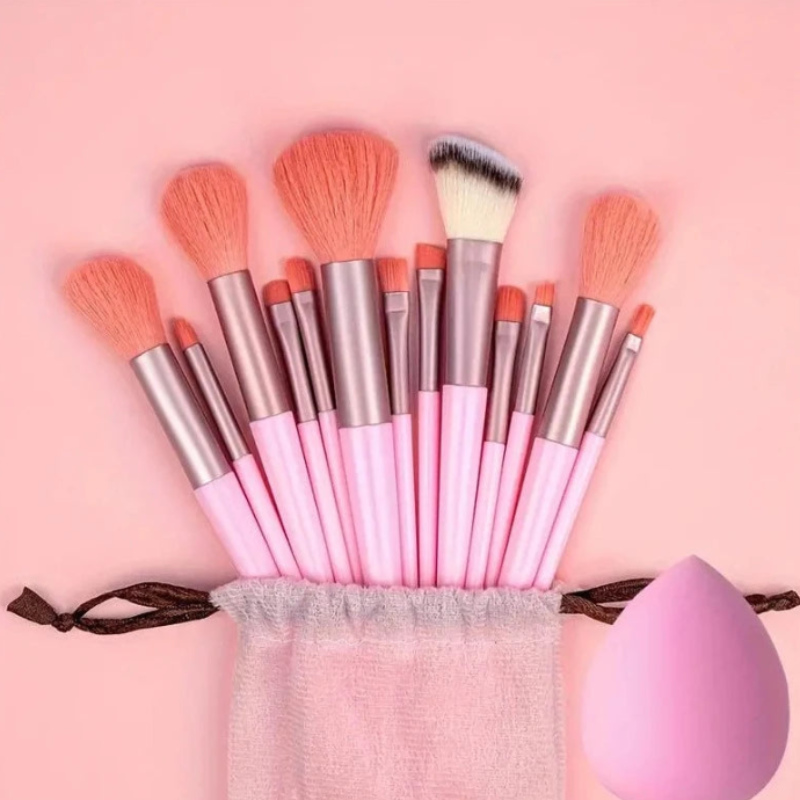 Un coffret de 13 pinceaux et un beauty blender + une boîte de rangement beauty blender offerte.