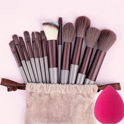 Un coffret de 13 pinceaux et un beauty blender + une boîte de rangement beauty blender offerte.