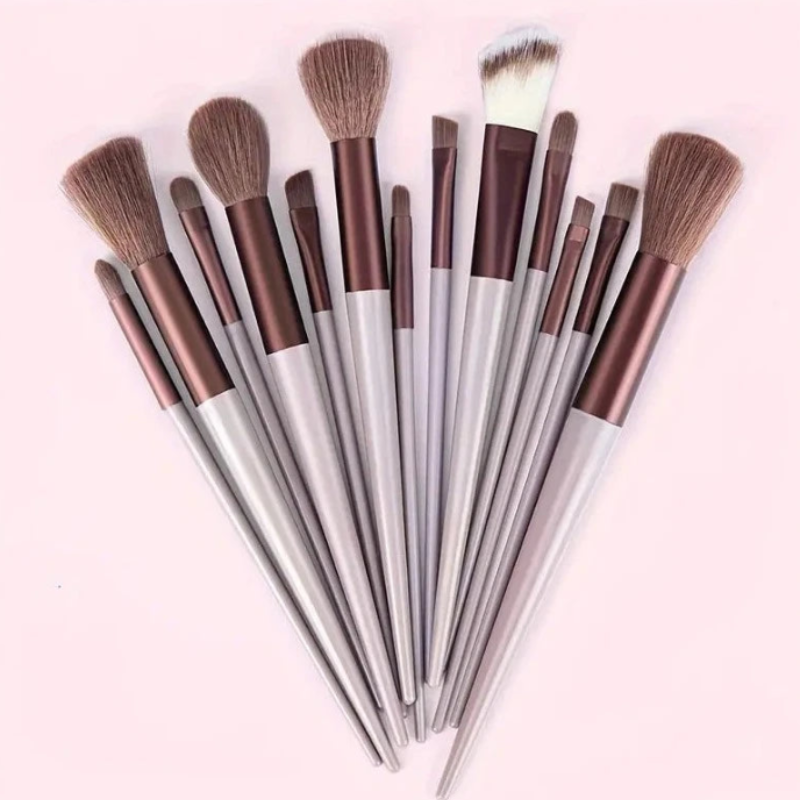 Un coffret de 13 pinceaux et un beauty blender + une boîte de rangement beauty blender offerte.