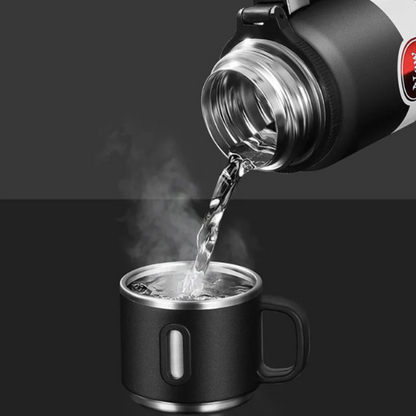 Thermos 1000 ML à une passoire interne et un couvercle en forme de tasse.