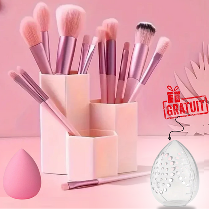 Un coffret de 13 pinceaux et un beauty blender + une boîte de rangement beauty blender offerte.