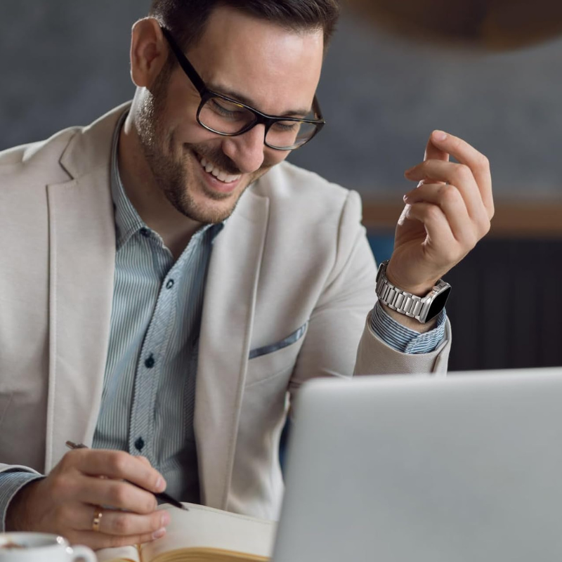 Montre intelligente connectée pour homme.